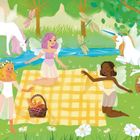 Drei Feen bei einem Picknick auf einer Decke, umgeben von Blumen, Einhörnern, einem Bach und Schmetterlingen im Wald.