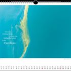 „Die ersten Frühlingsblüten streuen eine hellgelbe Linie in das Cyanblau.“ Blaues Wasser mit gelb-grüner Linie.