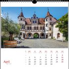 Kalendarium für April. Ein Schloss mit Türmen umrahmt einen gepflasterten Platz mit Bänken und einem Baum.