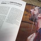 "SOLLTE ICH ENDLICH AUCH EINMAL AN MICH DENKEN?" Ein Mann duscht, der Wasserstrahl trifft sein Gesicht.