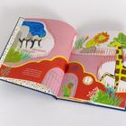 Illustration eines Zoos: Pinguine, Löwe, Giraffe, bunte Pflanzen, Zootor mit Uhr und Kind. Text: "Immer Mitte Mai im Zoo..."