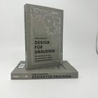 "Design für draußen" von Frida Ramstedt. Ein Handbuch für Garten, Balkon und Terrasse. Buch auf Buch gelegt.