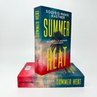 "Summer Heat" von Solveig-Marie Kastner. "Nicht alle werden überleben." Zwei Bücher, übereinander gestapelt.