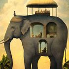 VII · Der Wagen. Eine surreale Illustration eines Elefanten mit Räumen und Figuren im Inneren.