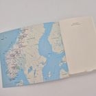 Text: „Max Banderki fühlt sich nach Leben an“. Eine Karte Skandinaviens mit markierten Routen.