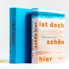 Auf dem Bild sind zwei Bücher von Miriam Burdelski, Titel: "ist doch schön hier". Eines zeigt ein Strandmotiv.