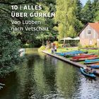 Text: "10 | ALLES ÜBER GURKEN Von Lübben nach Vetschau." Ein Fluss, Holzhaus, Boote am Ufer, Menschen im Freien.