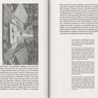 Seite 106-107 eines Buches, Text über Samba, Karneval und Gemeinschaft. Schwarzweißfoto von oben, städtische Umgebung.