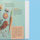 Honig: Kann bei Säuglingen Botulismus verursachen. Illustration mit Karotte, Trauben, Sushi und Süßigkeiten.