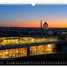Text: April, Abendstimmung über Dresden. Sicht auf ein modern beleuchtetes Gebäude im Vordergrund und eine Kuppel im Hintergrund bei Sonnenuntergang.