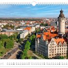 April. Kalender. Neues Rathaus. Lüftebild: Stadt mit rotem Dach, Turm, grünen Bäumen, Straßen.