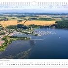 Der Hafen Lauterbach liegt am Bodden im Südosten der Insel. Kalenderseite für April. Luftaufnahme eines Hafens mit Segelbooten.
