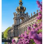 "Kronentor am Dresdner Zwinger." Kalenderseite April. Barockbau mit goldener Krone, blühende Flieder im Vordergrund.