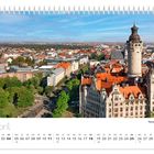 "April" und "Neues Rathaus" stehen unten. Eine Stadtansicht mit grünen Bäumen und einem historischen Gebäude mit Turm.
