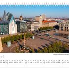 Kalenderseite: "April". Text: "Leipziger Innenstadt um den Augustusplatz". Blick auf moderne Gebäude und einen Brunnen.