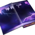 Eine Illustration eines aufgeschlagenen Buches mit violettem Himmel, Blitzen und der Silhouette einer Stadt im Hintergrund.