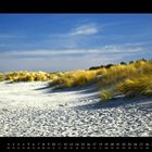 Kalenderseite April 2027, mit Sanddünen und Dünengras unter klarem Himmel.