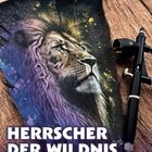 Texte: "STEP BY STEP | Herrscher der Wildnis", "HERRSCHER DER WILDNIS". 

Ein Löwenporträt auf Federn, daneben eine Airbrush-Pistole.