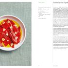 Geröstete rote Paprika auf weißem Teller mit Olivenöl und Knoblauchscheiben, Text über Zubereitung und Zutaten links.