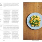 Links "GESCHMORTE HÜHNERFÜSSE MIT CHILI-ZITRONENGRAS-ÖL". Rezept und Zubereitung. Rechts Tofu auf blauem Teller.