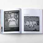 Links: "68 - 1905" über einem Schwarzweißfoto mit Rennfahrer. Rechts: Drei Rennfahrer sitzen an der Rennstrecke.