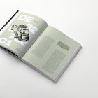 Text: "DE 32 732 C1". Illustration eines Autos auf einer aufgeschlagenen Buchseite mit Textblöcken.