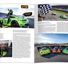 Links der Text "DTM" zusammen mit einem Rennkalender. Rechts zwei Bilder von grünen Rennwagen mit schwarz-weiß karierten Flaggen.