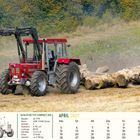 April 2027, Kalender mit einem Traktor auf einem Feld, der Baumstämme zieht. Technische Daten links neben dem Traktor.