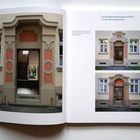 Links: "Die Eingänge zu allen Häusern sind mit verschiedenen barockisierenden Motiven umrahmt." Rechts: Drei Fotos von Hausfassaden mit dekorativen Eingängen.