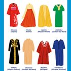 LE TOUR DU MONDE DES ROBES POUR HOMMES. Acht traditionelle Männergewänder in verschiedenen Farben und Stilen.