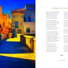 Auf der rechten Seite steht der italienische Text "LU CIAVURU DI LA MIA CITTÀ". Links eine farbenfrohe Gasse.