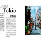 "Grünes Tokio. Ruhige Gassen und Kinobänke." Eine schmale belebte Gasse mit Pflanzen, Geschäften und einer Person auf einem Fahrrad.