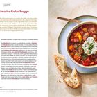 "Die ultimative Gulaschsuppe", Rezeptbeschreibung links, Foto einer Suppenschüssel mit roter Suppe und Brot rechts.