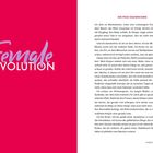 "Female Revolution" in lila Schrift auf rosa Hintergrund. Text über "Die Frau dazwischen", Gedanken im Wartezimmer.