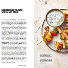 Rezept: Mediterrane Polenta-Spieße mit Zaziki. Zutaten: Polenta, Gemüse, Zaziki. Bild zeigt bunte Spieße und Sauce auf Teller.