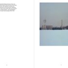 Text: "Tempelhof, Berlin" und über Zwangsarbeitslager im Zweiten Weltkrieg. Foto: Winterliche Landschaft mit einem Gebäude.