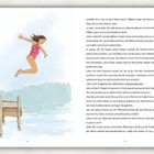 Seite 24-25: Ein Kind mit braunen Haaren, rotem Badeanzug springt freudig von einem Holzsteg ins Wasser.