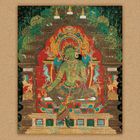 Die Illustration zeigt eine grüne, göttliche Figur im Lotussitz, umgeben von reich verzierten Mustern und Pflanzen.