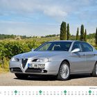 Alfa Romeo 166, Baujahr 2005, auf einem ländlichen Hintergrund mit Weinreben und Zypressen. Unten ein April-Kalender.