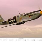 „April“ und eine Monatsübersicht. Ein Flugzeug mit gelber Spitze fliegt über Wolken.