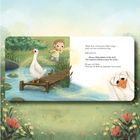 Text: Eine Gans hat ihre Brille auf einem Steg verloren. Illustration zeigt Kind und Gans. Blumen und Teich im Hintergrund.