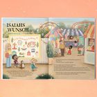 Ein Plakat mit "Spätsommer-Kummel" und Fahrgeschäften. Kinder freuen sich auf Fahrchips. Bunte Stände und Ballons im Hintergrund.