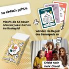 "So einfach geht’s: Mischt die 55 neuen Wanderpokal-Karten ins Basisspiel. Wendet die Regeln des Basisspiels an." Eine Karteikarte mit Anweisungen, eine geöffnete Spielschachtel und eine fröhliche Gruppe, die das Spiel genießt.
