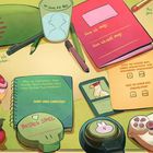 Texte: "So sehe ich aus", "Was ich mag:", "Das will ich mal werden:", "Bestes Spiel", "Handy oder Computer?", "Hast du schon mal verschlafen? Ja/Nein." Illustrationen von Figuren, Schreibutensilien und einem Controller.