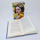 Vor einem aufgeschlagenen Buch steht ein Buch mit dem Titel "Unter Wasser Blau" von Petra Hucke, mit einer illustrierten Frau.