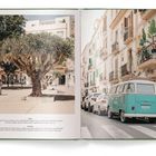 Texte: "ABOVE: Soluptas?", "OPPOSITE: Om peditae", "RELIGION". Links: Baum auf Platz, Menschen. Rechts: Altstadt, blauer VW-Bus.