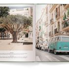 Linke Seite: Text über einen Platz, Baum im Vordergrund. Rechte Seite: Straße mit geparktem türkisfarbenem VW-Bus, mehrstöckige Gebäude.