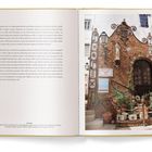 Links längerer Lorem-ipsum-Text. Rechts eine bunte, mit Steinen verzierte Hausfassade und Pflanzen.