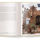 Links ist ein Buchtext in Lorem Ipsum. Rechts ein verziertes Gebäude mit Pflanzen und einer Tafel "Pous S.Brull".