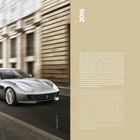 2016, GTC4LUSSO. Links ein silbernes Auto auf einer städtischen Straße, rechts beiger Hintergrund mit Text.